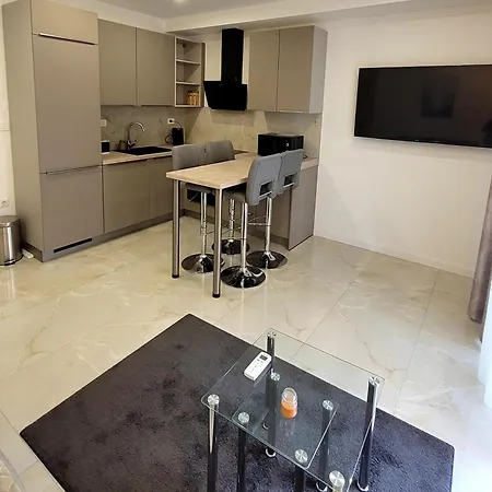 Charming With Balcony In The Heart Of شقة